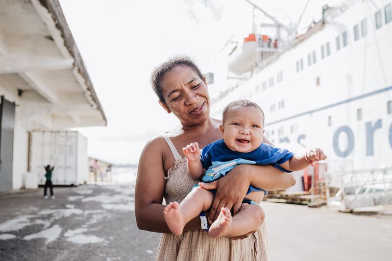 Elvianne, maxillofacial patient, with her mother.
